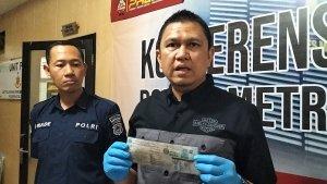 Polisi-menunjukkan-barang-bukti-berupa-dokumen-dan-STNK-palsu.jpg