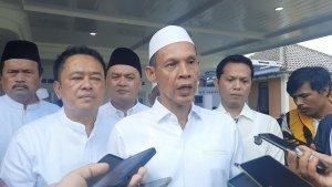 Politisi-GolkarJaro-Ade-saat-acara-Halal-Bihalal-di-kediamannya-di-Sukahati.jpg