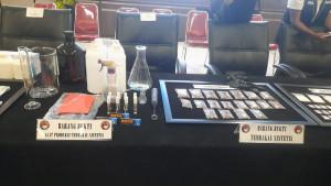 Polres-Bogor-menunjukkan-pelaku-peredaran-narkotika-dan-barang-bukti-yang-disita.jpg