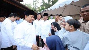 Prabowo-Subianto-melaksanakan-ibadah-sholat-Iduladha-1445-H-di-Masjid-Nurul-Wathan.jpg