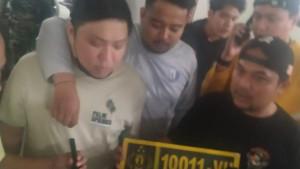 Pria-koboi-tenteng-pistol-dan-aniaya-pengemudi-taksi-online.jpg