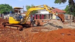 Proses-pembangunan-gedung-dua-lantai-untuk-kantor-Kelurahan-Beji-Timur.jpg