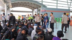 Puluhan-supporter-Persebaya-atau-Bonek-Mania-diarahkan-pulang-petugas-Kepolisian.jpg