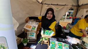 Putri-menunjukkan-cireng-rujak-produksi-Rumah-Cireng-Brecxelle.jpg