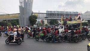 Ratusan-buruh-yang-tengah-menutup-jalan-persimpangan-pintu-tol-Bekasi-Barat-Satu.jpg