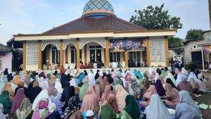 Ratusan-jemaah-Muhammadiyah-mengikuti-salat-Idul-Fitri-1444-Hijriah-di-Masjid-Al-Itqon.jpg