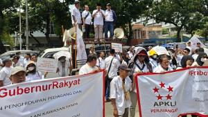 Ratusan-massa-pedagang-protes-KTR.jpg