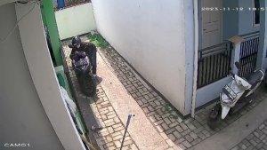 Rekaman-CCTV-aksi-curanmor-di-Cilodong-Kota-Depok.jpg