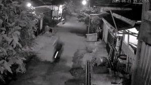 Rekaman-CCTV-maling-sepeda-motor-beraksi-di-Perumahan-Lavender.jpg