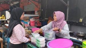 Rere-Amalia-penjual-es-pisang-ijo-di-Koja-Jakarta-Utara.jpg