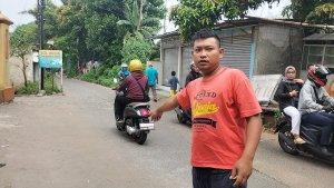 Rian-Rusandi-menunjukkan-lokasi-aksi-begal-payudara-di-Kampung-Plered.jpg