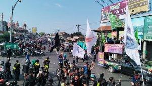 Ribuan-massa-buruh-Karawang-melakukan-penutupan-akses-Jalan-Pantura.jpg