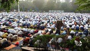 Ribuan-warga-Muhammadiyah-yang-hadir-melaksanakan-salat-Idul-Fitri-di-lapangan-sempur.jpg