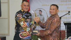 Rudy-Susmanto-kiri-berjabat-tangan-dengan-mantan-Kepala-BPNATR-Kabupaten-Bogor.jpg