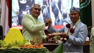 Rudy-Susmanto-memberikan-nasi-tumpeng-kepada-Asmawa-Tosepu.jpg