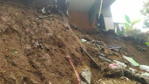 Rumah-ambruk-karena-gempa-di-Cigombong-Kabupaten-Bogor.jpg