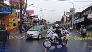 Satlantas-Polres-Bogor-berhasil-mengevakuasi-seorang-ibu-hamil-yang-hendak-melahirkan.jpg
