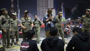 Satpol-PP-Kota-Depok-menghimbau-agar-anak-anak-pulang-ke-rumah-saat-pukul-2100.jpg