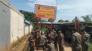 Satpol-PP-Kota-Depok-menyegel-Perumahan-Al-Fatih.jpg
