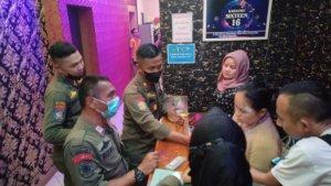 Satpol-PP-merazia-tempathiburan-malam-di-kawasan-Ruko-Komplek-Sentul-City.jpg