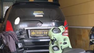 Satu-mobil-tampak-dengan-plat-dinas-polri-terparkir-di-lokasi-penyekapan.jpg