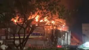 Sebuah-kebakaran-melanda-salah-satu-mini-market-di-Jalan-Margonda-Raya-Depok.jpg