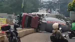 Sebuah-truk-molen-pengangkut-cor-coran-terguling-di-Jalan-Boulevard-GDC-Depok-Rabu-2092023.jpg