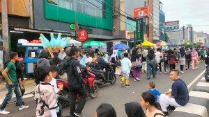Sejumlah-warga-mendorong-sepeda-motor-melintasi-jalur-CFD.jpg