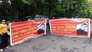 Sekelompok-orang-membentangkan-spanduk-dukungan-kepada-Yudha-Arfandi.jpg