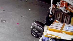 Seorang-pria-terekam-kamera-CCTV-saat-mencuri-sepeda-motor-matic.jpg