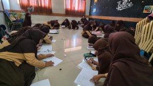 Siswa-siswi-SMP-At-Tawwaabiin-Depok-memberikan-santunan-Ramadan.jpg
