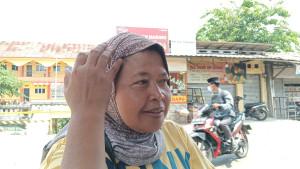 Sri-Mulyana-menunjukan-luka-pada-keningnya-akibat-terjerumus-ke-jurang.jpg
