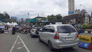Suasana-lalu-lintas-di-Simpang-Gadog-Jalan-Raya-Puncak-Bogor-pada-Jumat-3052025.jpg