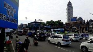 Suasana-lalu-lintas-di-Simpang-Gadog-Jalan-Raya-Puncak-Jumat-3052025.jpg