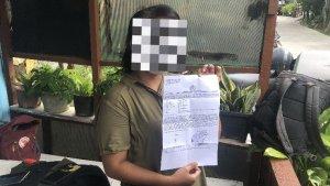 T-adik-korban-saat-memperlihatkan-laporan-yang-sudah-dibuat-di-Mapolsek-Medan-Satria.jpg
