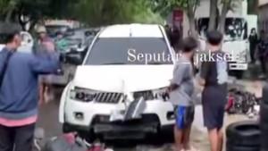 Tabrakan-mobil-di-jagakarsa.jpg