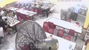 Tangkapan-layar-rekaman-CCTV-rumah-makan-Padang-di-Mampang-Prapatan.jpg