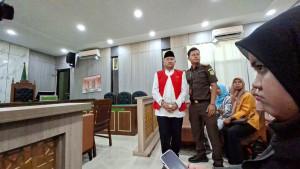Terdakwa-kasus-pencabulan-RK-memasuki-ruang-sidang-PN-Depok.jpg