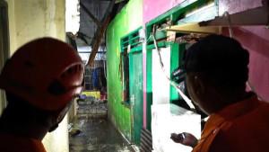 Tiga-rumah-di-Kelurahan-Bintara-Kecamatan-Bekasi-Barat-rusak-akibat-angin-kencang.jpg