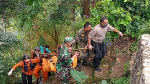 Tim-SAR-gabungan-mengevakuasi-seorang-pria-yang-ditemukan-tewas.jpg