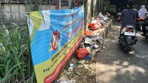 Tumpukan-sampah-juga-tampak-berserakan-di-Jalan-Gas-Alam-Cimanggis-Depok.jpg