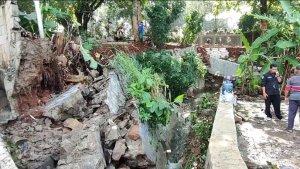 Turap-sepanjang-18-meter-di-TPU-Jaran-Cilangkap-Tapos-Kota-Depok-longsor.jpg