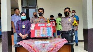 Unit-Reskrim-Polsek-Cibinong-merilis-dua-orang-pelaku-peredaran-uang-palsu-di-Cibinong.jpg