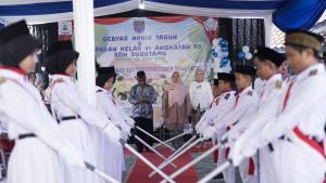 Upacara-pedang-pora-dalam-perayaan-wisuda-SDN-Sugutamu.jpg