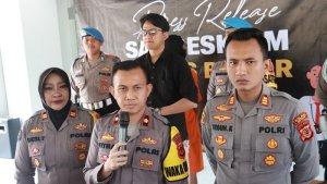 Wakapolres-Bogor-Kompol-Fitra-Zuanda-tengah-saat-merilis-kasus-KDRT.jpg