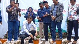 Wakil-Bupati-Bogor-terpilih-Ade-Ruhandi-alias-Jaro-Ade-melakukan-peletakan-batu.jpg
