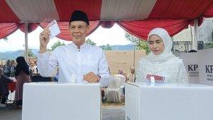Wakil-Bupati-Bogor-terpilih-Jaro-Ade-kiri-menyalurkan-hak-suaranya.jpg