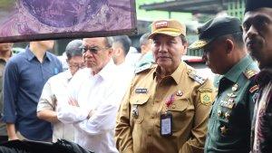 Wakil-Menteri-ESDM-RI-Yuliot-Tanjung-baju-putih-bersama-Pj-Bupati-Bogor-Bachril-Bakri.jpg