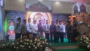 Wakil-Wali-Kota-Depok-Imam-Budi-Hartono-memberikan-piala-bergilir-MTQ-Tingkat-Kota-Depok.jpg