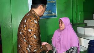 Wakil-Wali-Kota-Depok-Imam-Budi-Hartono-menghampiri-korban-SMK-Lingga-Kencana.jpg